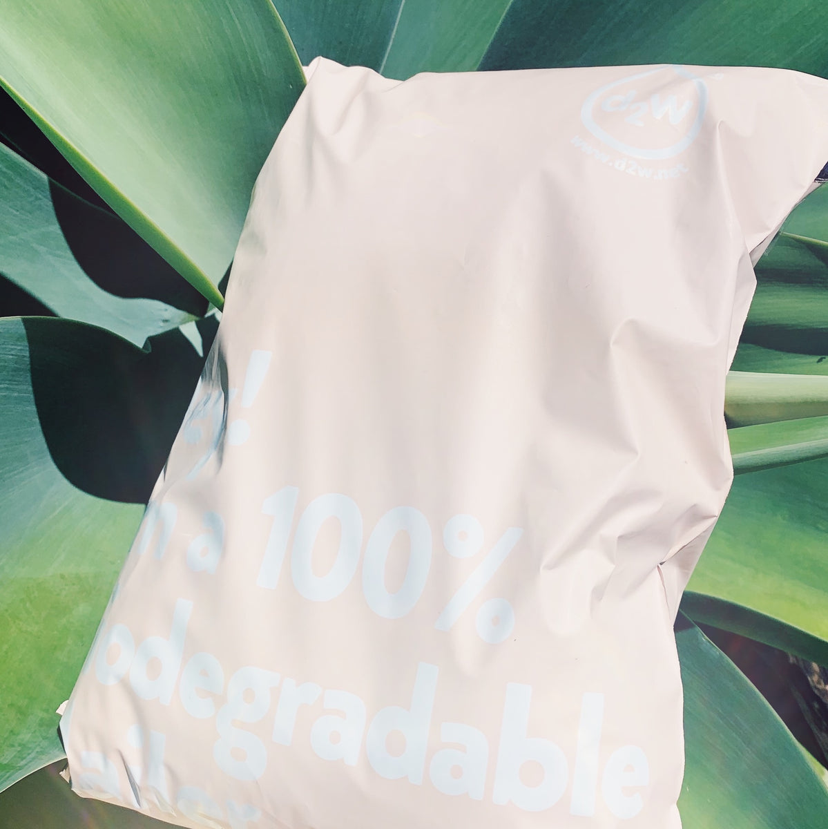 Pochette plastique opaque : la solution pour les expéditions de vêtements -  Embaleo - Le blog de l'emballage